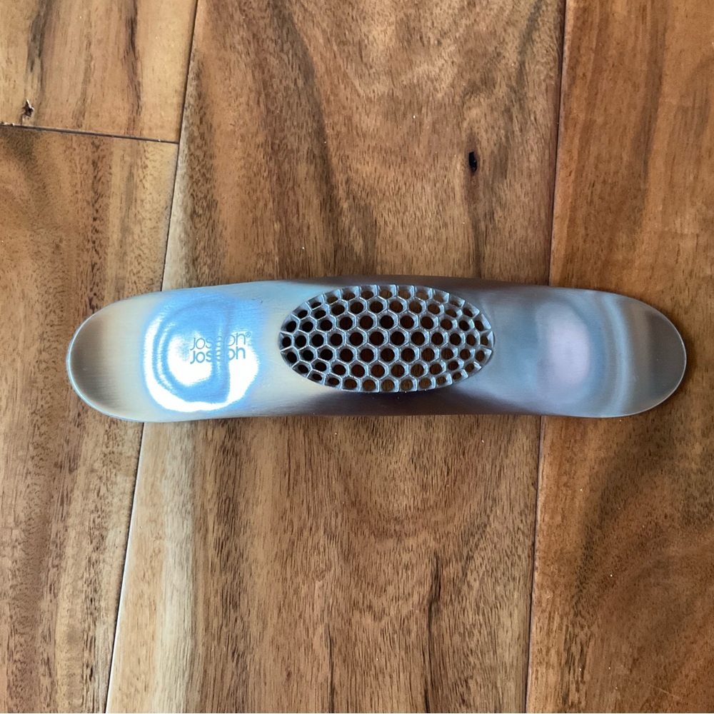 ✔️ Joseph Joseph Rocker Garlic Crusher